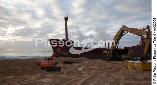The deconstruction of cargo TK Bremen on the beach of Erdeven. [AT] - © Philip Plisson / Plisson La Trinité / AA32995 - Photo Galleries - Running aground