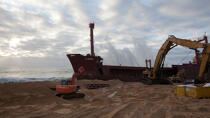 La déconstruction du cargo TK Bremen sur la plage d'Erdeven. © Philip Plisson / Plisson La Trinité / AA32995 - Nos reportages photos - Erdeven