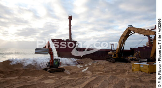 The deconstruction of cargo TK Bremen on the beach of Erdeven. [AT] - © Philip Plisson / Plisson La Trinité / AA32996 - Photo Galleries - Cargo ship