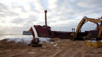 La déconstruction du cargo TK Bremen sur la plage d'Erdeven. © Philip Plisson / Plisson La Trinité / AA32996 - Nos reportages photos - Erdeven
