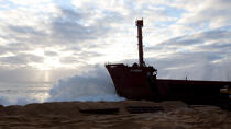 La déconstruction du cargo TK Bremen sur la plage d'Erdeven. © Philip Plisson / Plisson La Trinité / AA32997 - Nos reportages photos - Paysage littoral