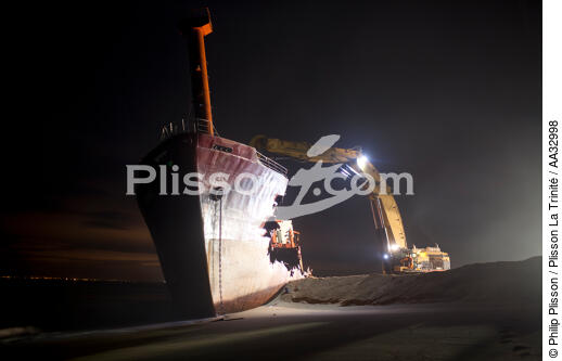 The deconstruction of cargo TK Bremen on the beach of Erdeven. [AT] - © Philip Plisson / Plisson La Trinité / AA32998 - Photo Galleries - Moment of the day