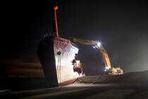 The deconstruction of cargo TK Bremen on the beach of Erdeven. [AT] © Philip Plisson / Plisson La Trinité / AA32998 - Photo Galleries - Night