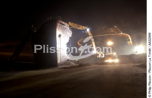 La déconstruction du cargo TK Bremen sur la plage d'Erdeven. - © Philip Plisson / Plisson La Trinité / AA32999 - Nos reportages photos - Cargo