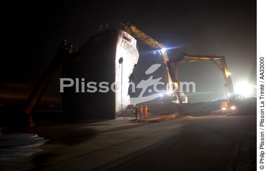 La déconstruction du cargo TK Bremen sur la plage d'Erdeven. - © Philip Plisson / Plisson La Trinité / AA33000 - Nos reportages photos - Pollution