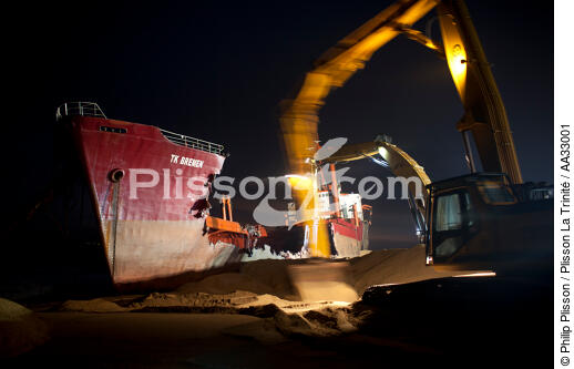 The deconstruction of cargo TK Bremen on the beach of Erdeven. [AT] - © Philip Plisson / Plisson La Trinité / AA33001 - Photo Galleries - Town [56]
