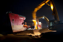 La déconstruction du cargo TK Bremen sur la plage d'Erdeven. © Philip Plisson / Plisson La Trinité / AA33001 - Nos reportages photos - Ville [56]