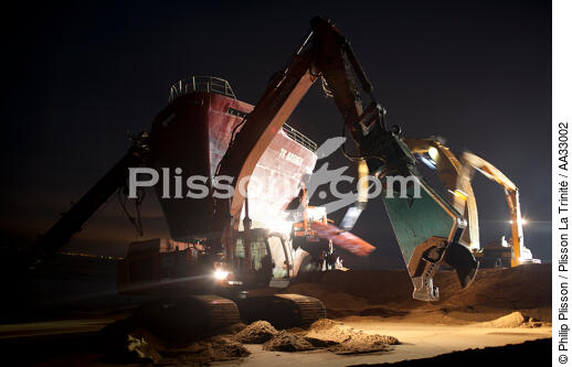 La déconstruction du cargo TK Bremen sur la plage d'Erdeven. - © Philip Plisson / Plisson La Trinité / AA33002 - Nos reportages photos - Nuit