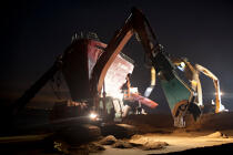 La déconstruction du cargo TK Bremen sur la plage d'Erdeven. © Philip Plisson / Plisson La Trinité / AA33002 - Nos reportages photos - Plage