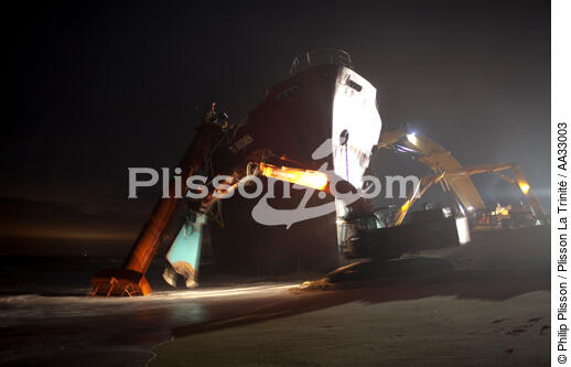 The deconstruction of cargo TK Bremen on the beach of Erdeven. [AT] - © Philip Plisson / Plisson La Trinité / AA33003 - Photo Galleries - Night