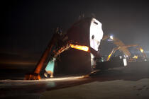 La déconstruction du cargo TK Bremen sur la plage d'Erdeven. © Philip Plisson / Plisson La Trinité / AA33003 - Nos reportages photos - Plage