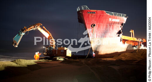 La déconstruction du cargo TK Bremen sur la plage d'Erdeven. - © Philip Plisson / Plisson La Trinité / AA33004 - Nos reportages photos - Nuit