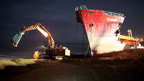 La déconstruction du cargo TK Bremen sur la plage d'Erdeven. © Philip Plisson / Plisson La Trinité / AA33004 - Nos reportages photos - Erdeven