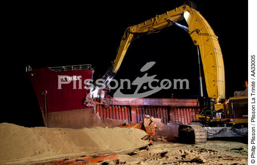 The deconstruction of cargo TK Bremen on the beach of Erdeven. [AT] - © Philip Plisson / Plisson La Trinité / AA33005 - Photo Galleries - Night
