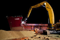 La déconstruction du cargo TK Bremen sur la plage d'Erdeven. © Philip Plisson / Plisson La Trinité / AA33005 - Nos reportages photos - Nuit