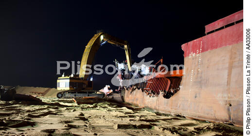 The deconstruction of cargo TK Bremen on the beach of Erdeven. [AT] - © Philip Plisson / Plisson La Trinité / AA33006 - Photo Galleries - Erdeven