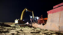 La déconstruction du cargo TK Bremen sur la plage d'Erdeven. © Philip Plisson / Plisson La Trinité / AA33006 - Nos reportages photos - Ville [56]