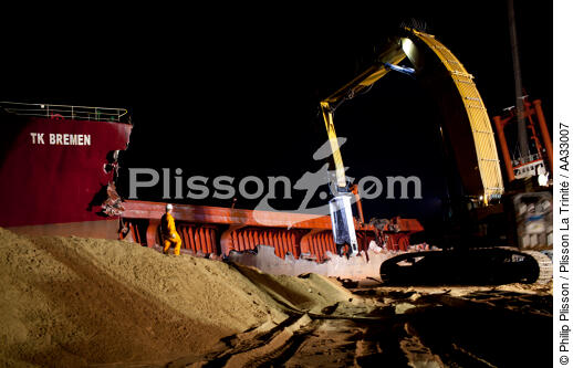The deconstruction of cargo TK Bremen on the beach of Erdeven. [AT] - © Philip Plisson / Plisson La Trinité / AA33007 - Photo Galleries - Moment of the day
