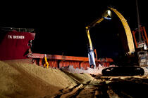 La déconstruction du cargo TK Bremen sur la plage d'Erdeven. © Philip Plisson / Plisson La Trinité / AA33007 - Nos reportages photos - Nuit