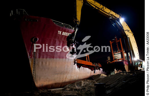 The deconstruction of cargo TK Bremen on the beach of Erdeven. [AT] - © Philip Plisson / Plisson La Trinité / AA33008 - Photo Galleries - Moment of the day