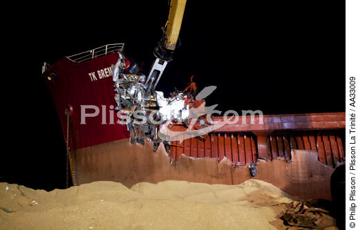 La déconstruction du cargo TK Bremen sur la plage d'Erdeven. - © Philip Plisson / Plisson La Trinité / AA33009 - Nos reportages photos - Nuit