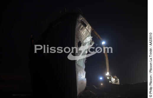 La déconstruction du cargo TK Bremen sur la plage d'Erdeven. - © Philip Plisson / Plisson La Trinité / AA33010 - Nos reportages photos - Nuit