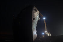 La déconstruction du cargo TK Bremen sur la plage d'Erdeven. © Philip Plisson / Plisson La Trinité / AA33010 - Nos reportages photos - Nuit