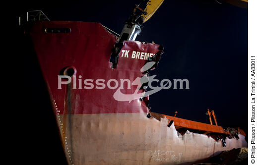 The deconstruction of cargo TK Bremen on the beach of Erdeven. [AT] - © Philip Plisson / Plisson La Trinité / AA33011 - Photo Galleries - Moment of the day