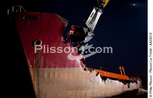 The deconstruction of cargo TK Bremen on the beach of Erdeven. [AT] - © Philip Plisson / Plisson La Trinité / AA33012 - Photo Galleries - Moment of the day