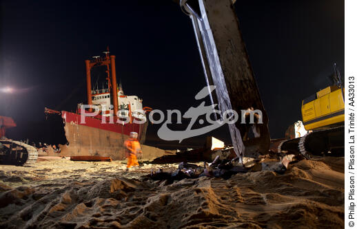 The deconstruction of cargo TK Bremen on the beach of Erdeven. [AT] - © Philip Plisson / Plisson La Trinité / AA33013 - Photo Galleries - Moment of the day