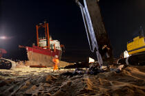 The deconstruction of cargo TK Bremen on the beach of Erdeven. [AT] © Philip Plisson / Plisson La Trinité / AA33013 - Photo Galleries - Moment of the day