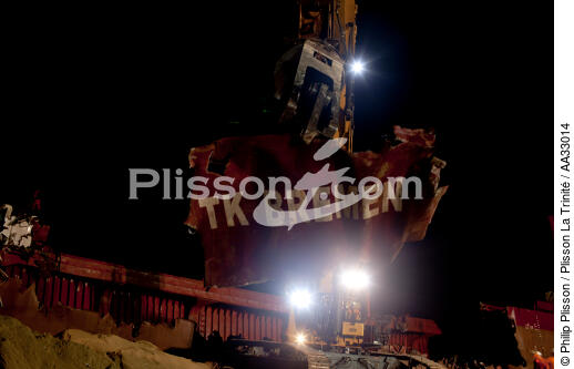 La déconstruction du cargo TK Bremen sur la plage d'Erdeven. - © Philip Plisson / Plisson La Trinité / AA33014 - Nos reportages photos - Nuit