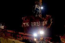 La déconstruction du cargo TK Bremen sur la plage d'Erdeven. © Philip Plisson / Plisson La Trinité / AA33014 - Nos reportages photos - Ville [56]