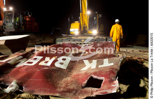 The deconstruction of cargo TK Bremen on the beach of Erdeven. [AT] - © Philip Plisson / Plisson La Trinité / AA33015 - Photo Galleries - Moment of the day