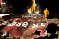 La déconstruction du cargo TK Bremen sur la plage d'Erdeven. © Philip Plisson / Plisson La Trinité / AA33015 - Nos reportages photos - Nuit