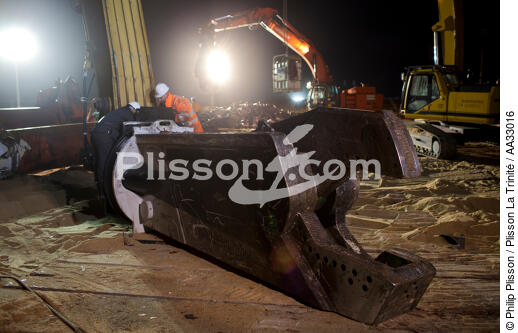 La déconstruction du cargo TK Bremen sur la plage d'Erdeven. - © Philip Plisson / Plisson La Trinité / AA33016 - Nos reportages photos - Nuit