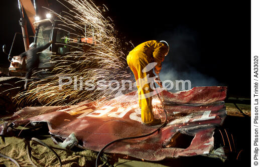 La déconstruction du cargo TK Bremen sur la plage d'Erdeven. - © Philip Plisson / Plisson La Trinité / AA33020 - Nos reportages photos - Nuit