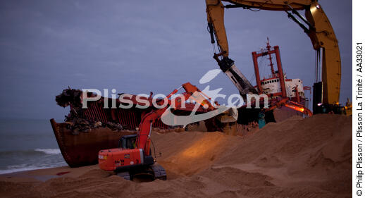 La déconstruction du cargo TK Bremen sur la plage d'Erdeven. - © Philip Plisson / Plisson La Trinité / AA33021 - Nos reportages photos - Pollution