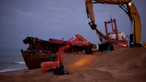 La déconstruction du cargo TK Bremen sur la plage d'Erdeven. © Philip Plisson / Plisson La Trinité / AA33021 - Nos reportages photos - Cargo