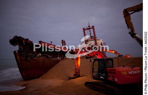 La déconstruction du cargo TK Bremen sur la plage d'Erdeven. - © Philip Plisson / Plisson La Trinité / AA33022 - Nos reportages photos - Erdeven