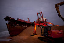La déconstruction du cargo TK Bremen sur la plage d'Erdeven. © Philip Plisson / Plisson La Trinité / AA33022 - Nos reportages photos - Pollution