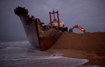 La déconstruction du cargo TK Bremen sur la plage d'Erdeven. © Philip Plisson / Plisson La Trinité / AA33023 - Nos reportages photos - Cargo