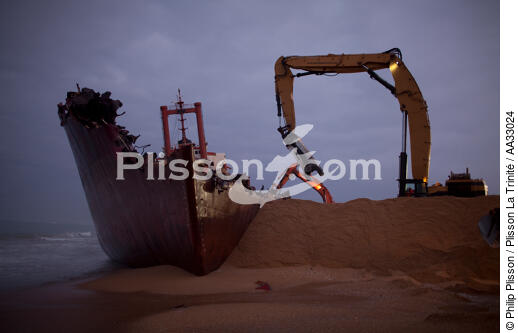 The deconstruction of cargo TK Bremen on the beach of Erdeven. [AT] - © Philip Plisson / Plisson La Trinité / AA33024 - Photo Galleries - Erdeven