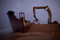 La déconstruction du cargo TK Bremen sur la plage d'Erdeven. © Philip Plisson / Plisson La Trinité / AA33024 - Nos reportages photos - Erdeven