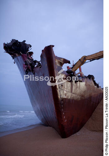 La déconstruction du cargo TK Bremen sur la plage d'Erdeven. - © Philip Plisson / Plisson La Trinité / AA33025 - Nos reportages photos - Elément d'un bateau