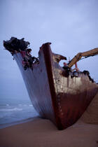 La déconstruction du cargo TK Bremen sur la plage d'Erdeven. © Philip Plisson / Plisson La Trinité / AA33025 - Nos reportages photos - Cargo