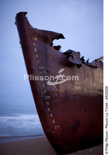 La déconstruction du cargo TK Bremen sur la plage d'Erdeven. - © Philip Plisson / Plisson La Trinité / AA33026 - Nos reportages photos - Elément d'un bateau