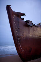 La déconstruction du cargo TK Bremen sur la plage d'Erdeven. © Philip Plisson / Plisson La Trinité / AA33026 - Nos reportages photos - Elément d'un bateau