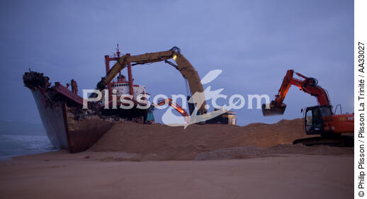 The deconstruction of cargo TK Bremen on the beach of Erdeven. [AT] - © Philip Plisson / Plisson La Trinité / AA33027 - Photo Galleries - Pollution