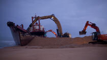 La déconstruction du cargo TK Bremen sur la plage d'Erdeven. © Philip Plisson / Plisson La Trinité / AA33027 - Nos reportages photos - Cargo